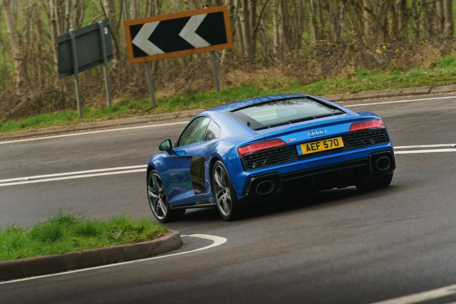  Audi R8 V10 2019 года  (UK) (фото 15 из 79)